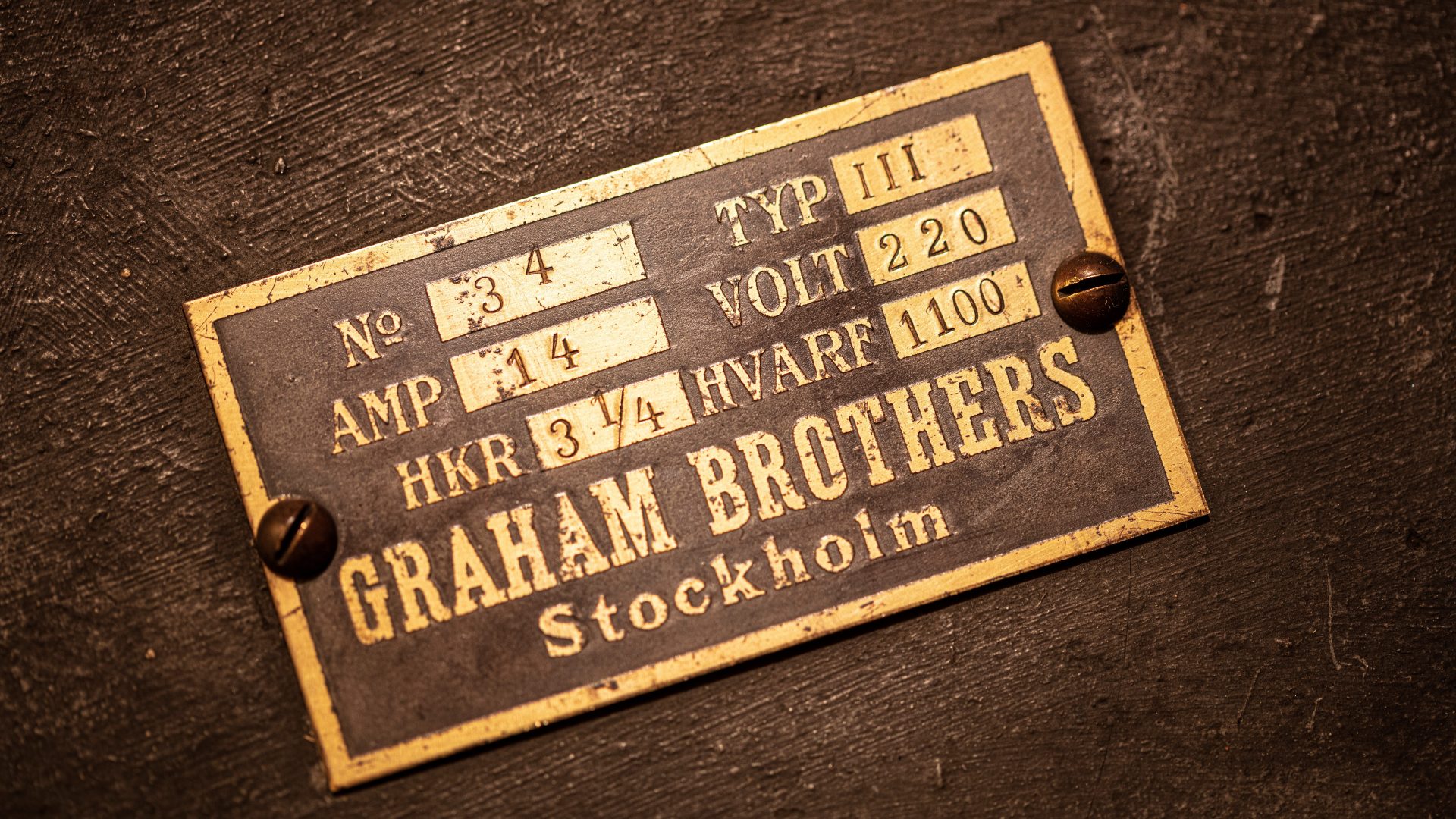 En fastskruvad metallskylt med text, bland annat namnet Graham brothers.