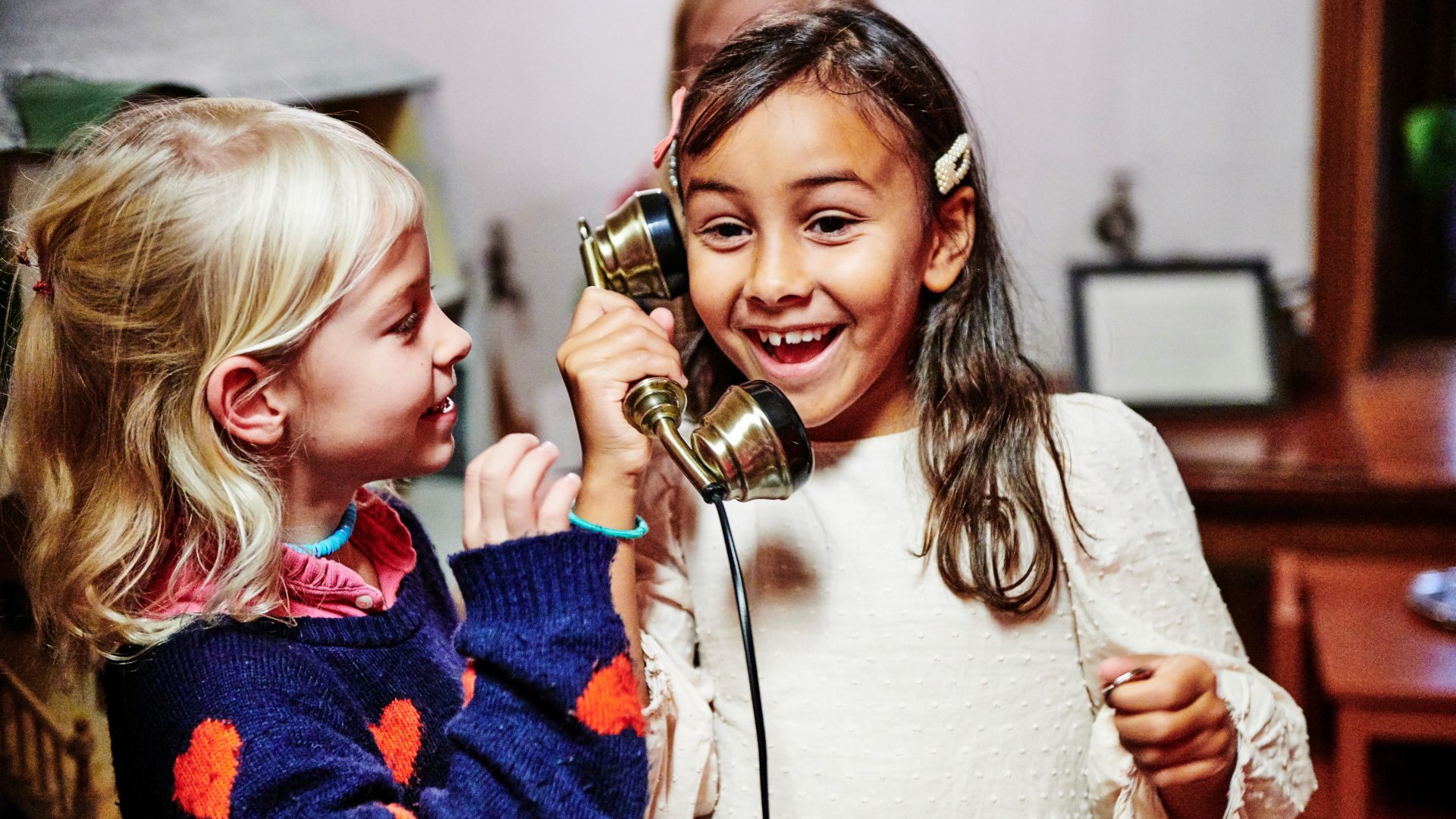 Foto av skolelever hållandes i en gammal telefon