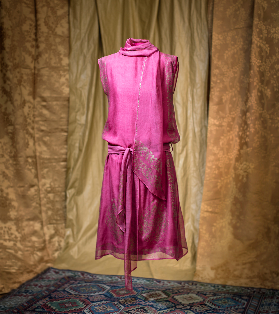 Klänning av Mariano Fortuny i cerise med gultryck