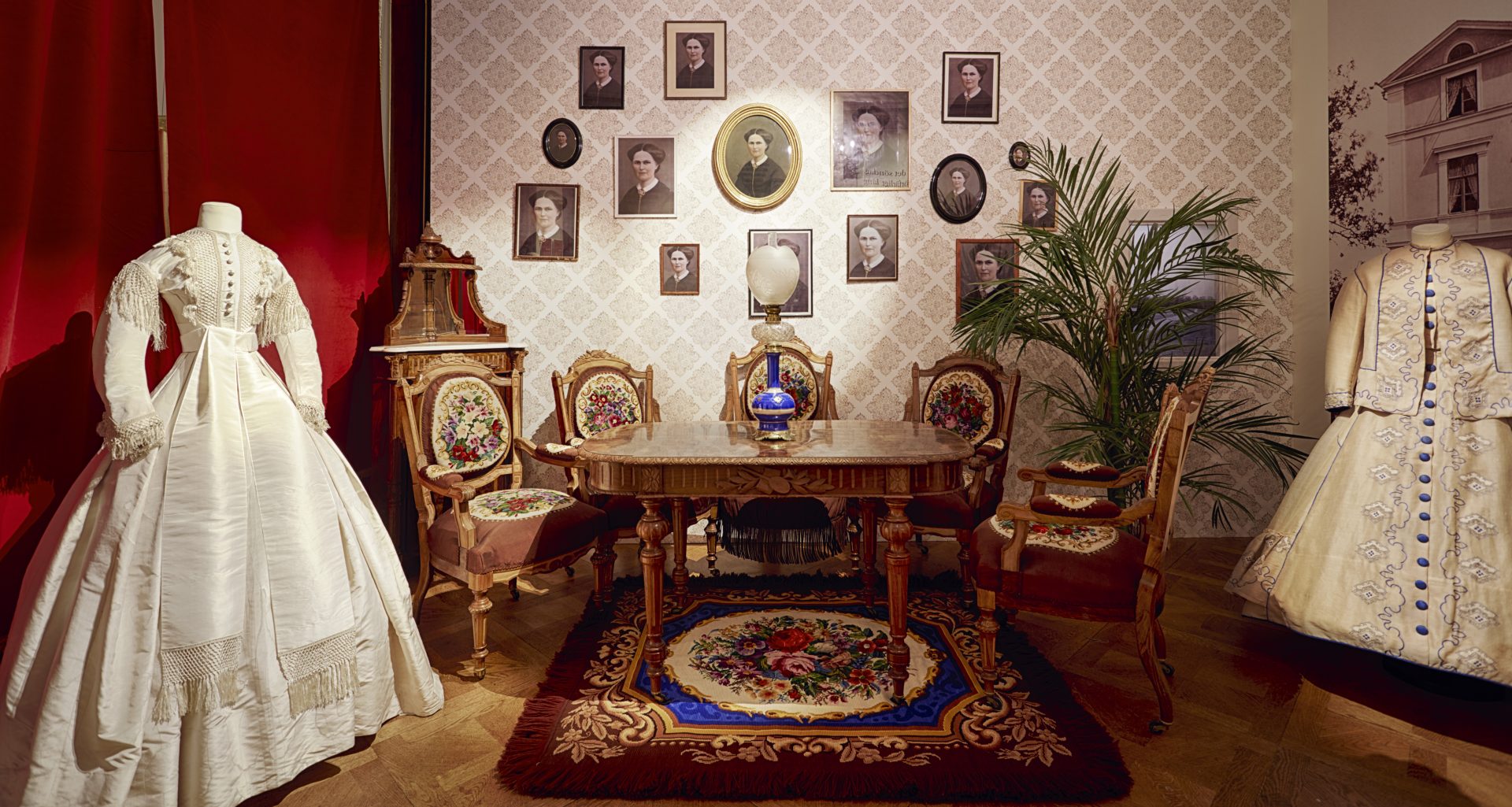A room with clothes and interior from the von Hallwyl family.
