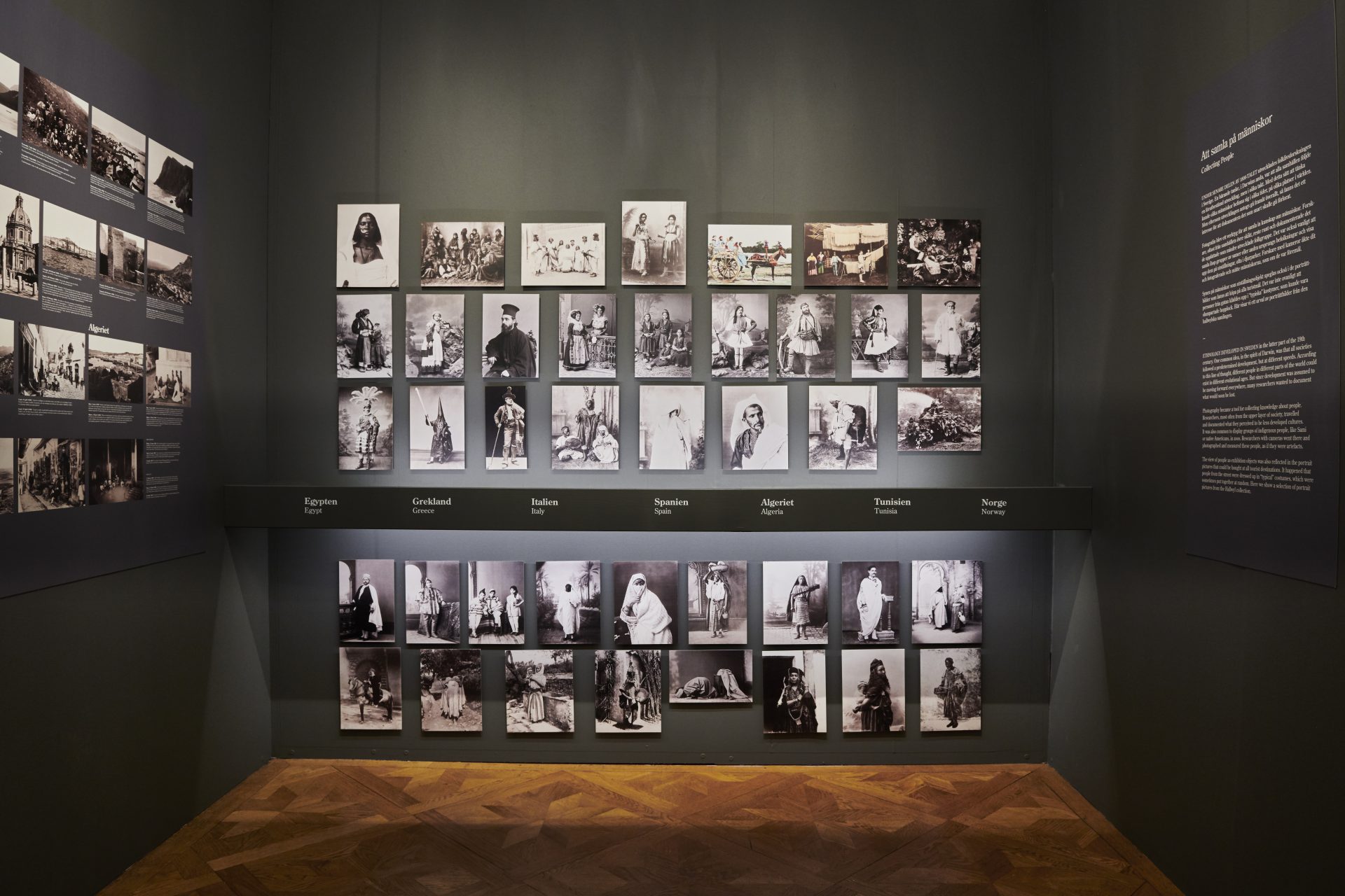 Bilder från familjens resa som hängts upp i en utställningsmiljö.