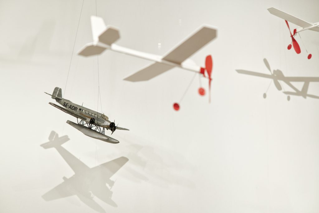 Modellflygplan som hängts upp i utställningslokalen.