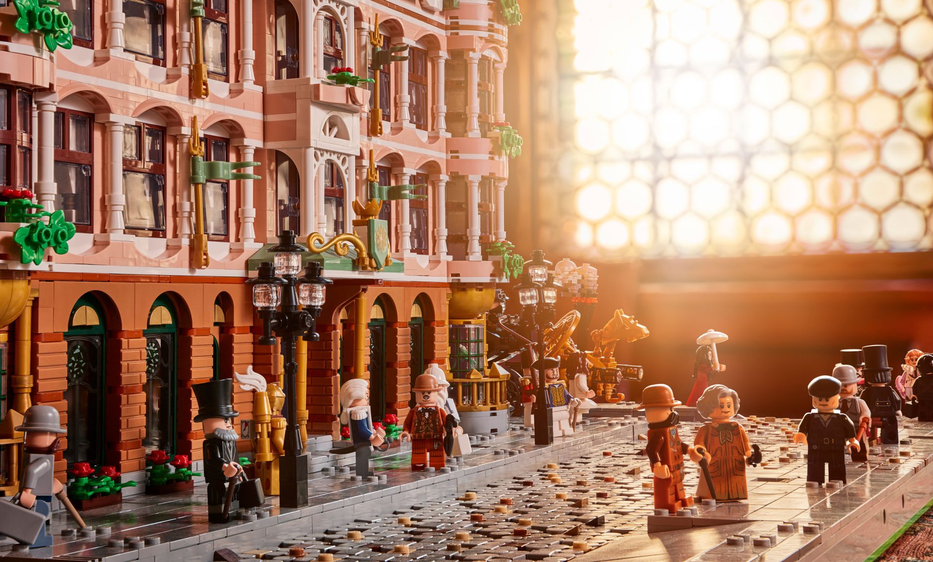 Legogubbar som står utanför Bolinderska palatsets som är byggt av lego.