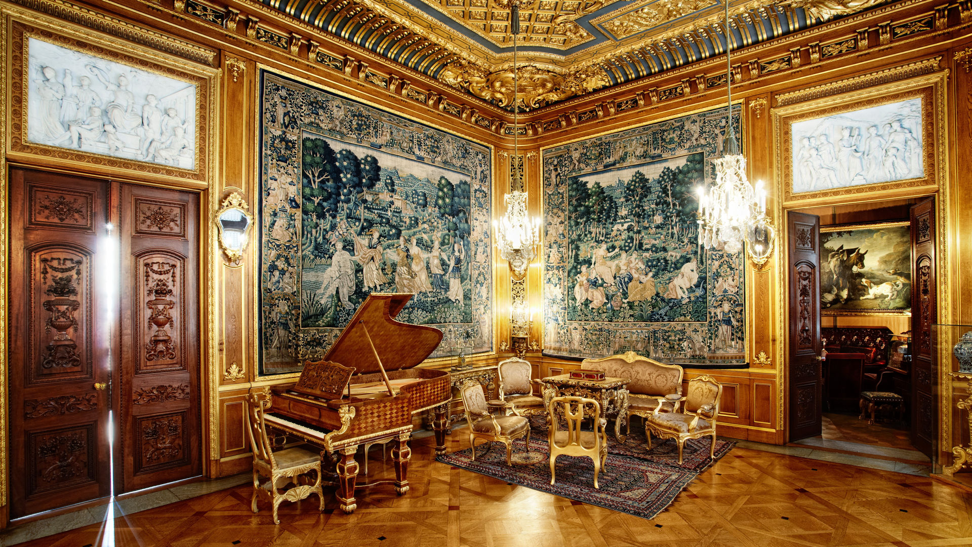 En flygel och sittgrupp i den stora salongen i Hallwylska palatset.