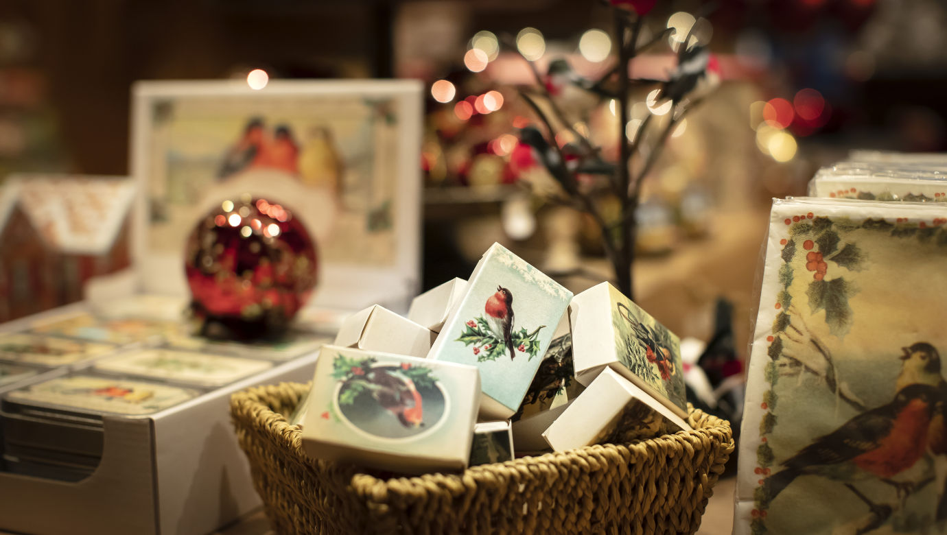 Tändsticksaskar, servetter och julkulor med julmotiv.