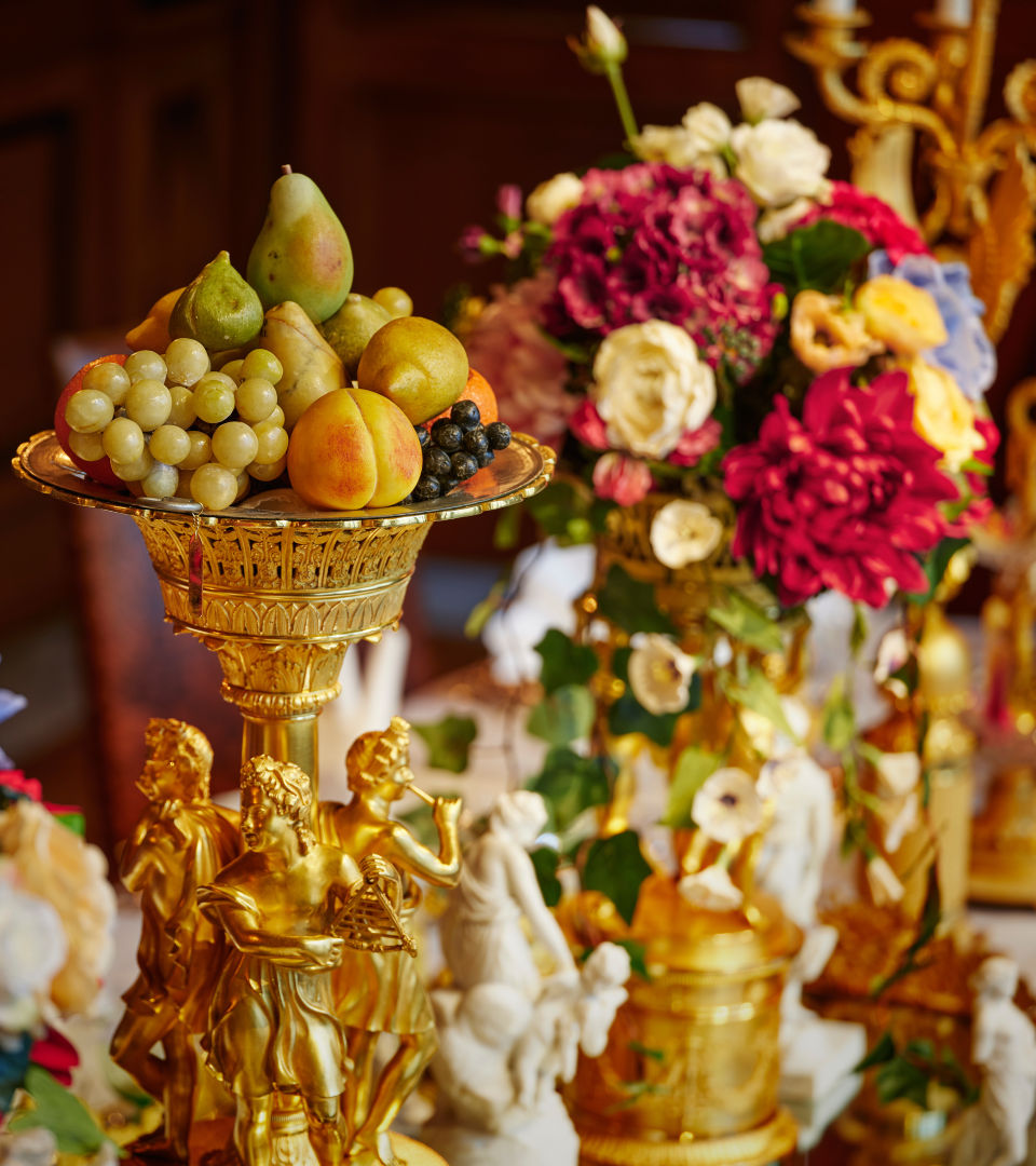 Paletåer i guld med blommor och frukt.