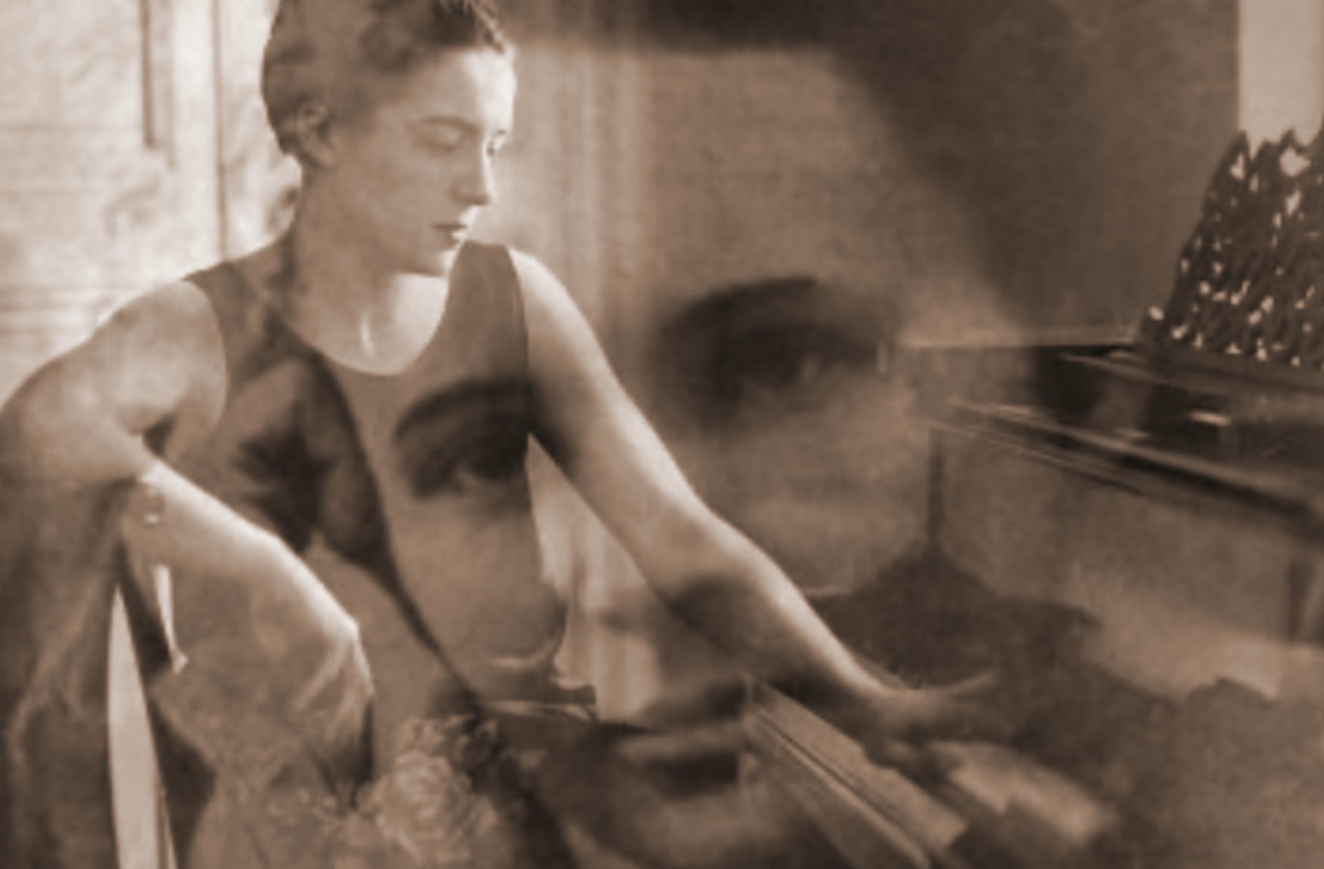 Porträtt på Eve Curie som sitter vid ett piano. I bilden tonas ett porträtt av mamma Marie Curie in.