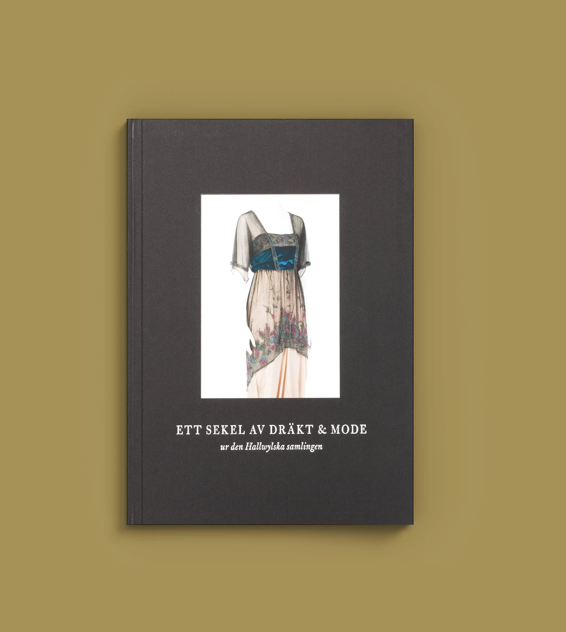 Omslag till boken Ett sekel av dräkter och Mode ur den Hallwylska samlingen