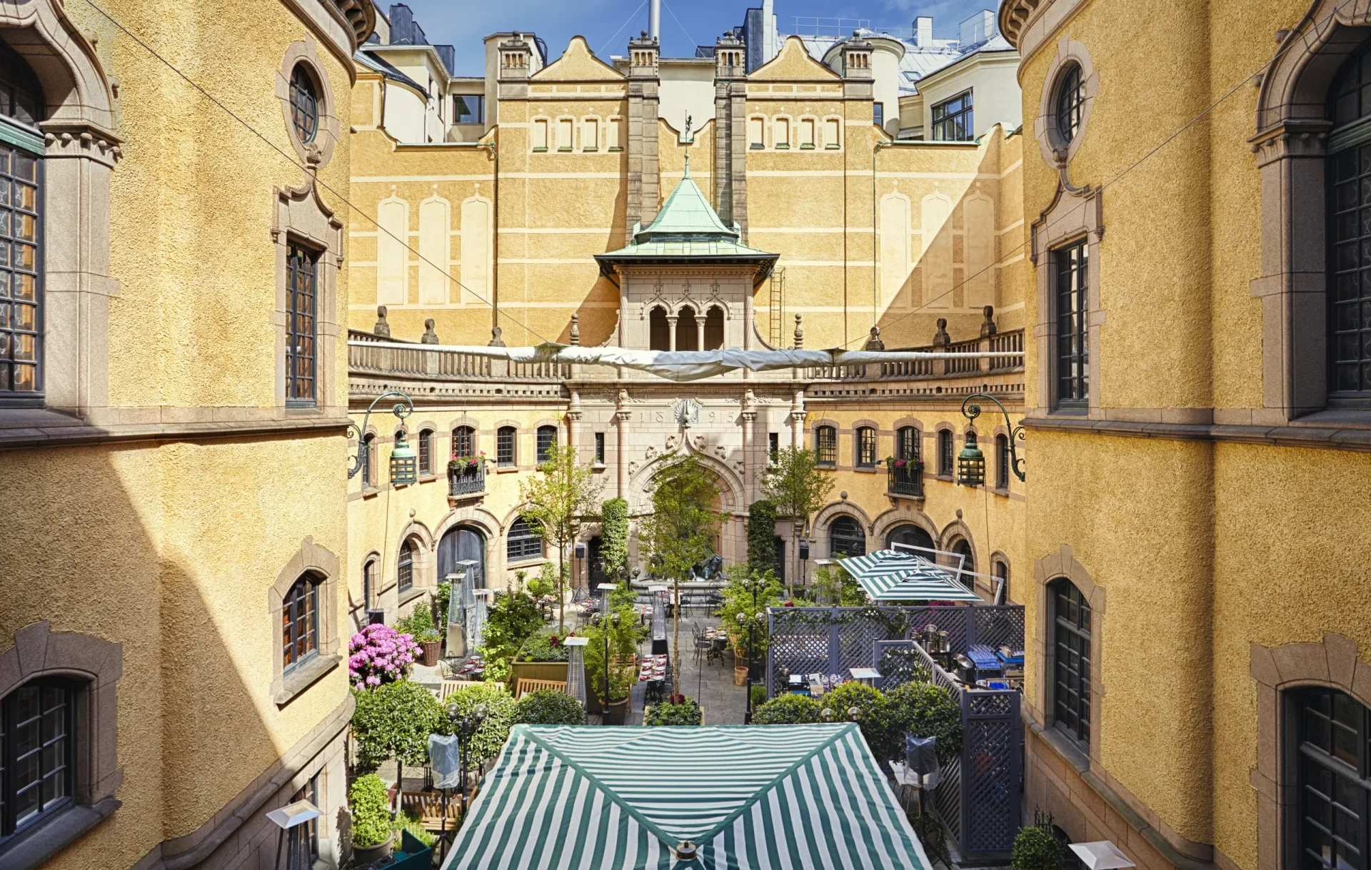 Museet innergård med uteservering.