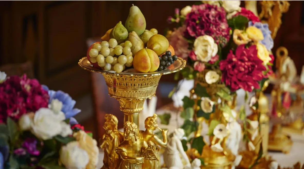 Blommor och frukter fint uppdukat i en sal på Hallwylska museet.