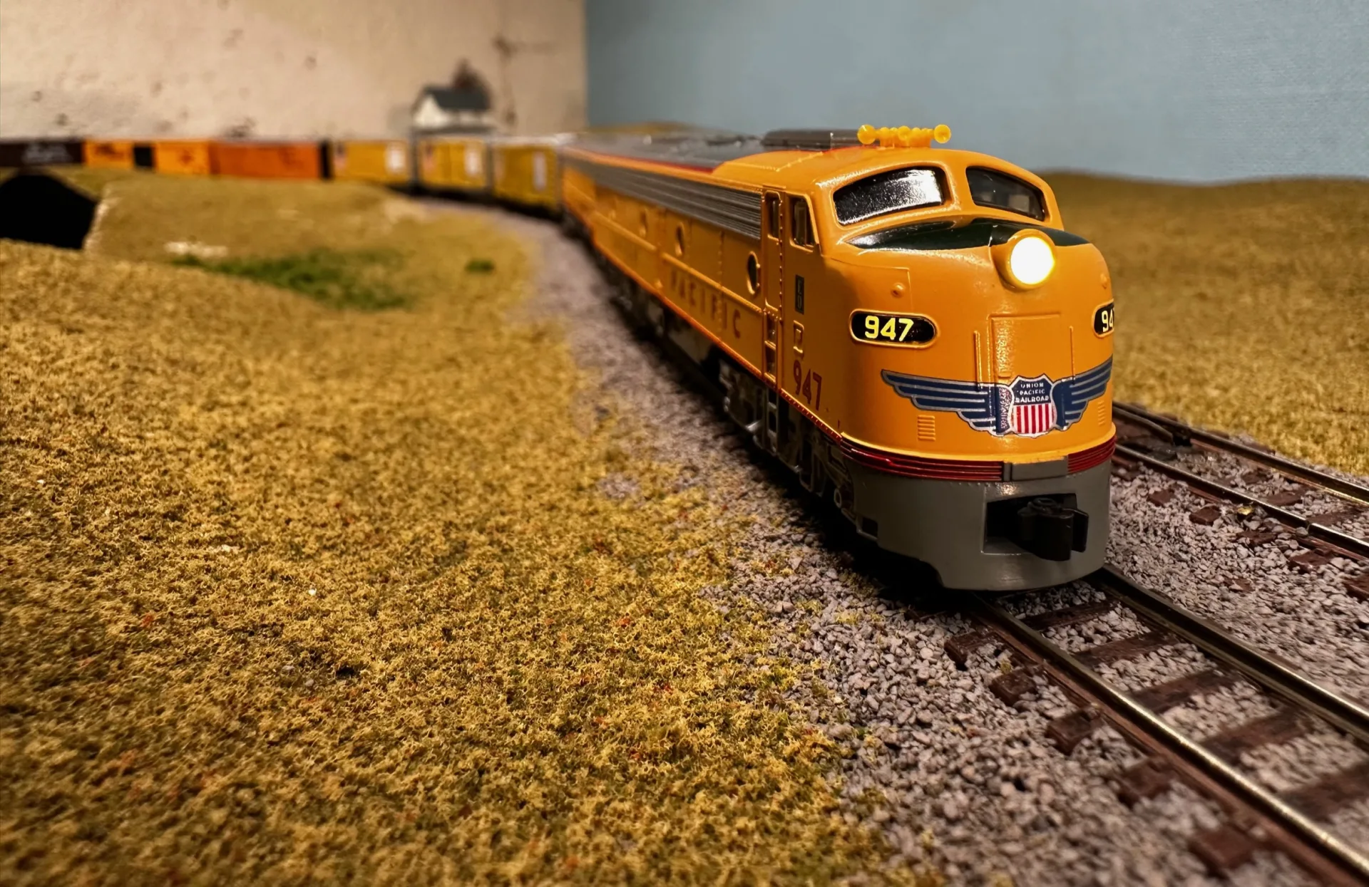 Ett tåg som åker på en tågbana.