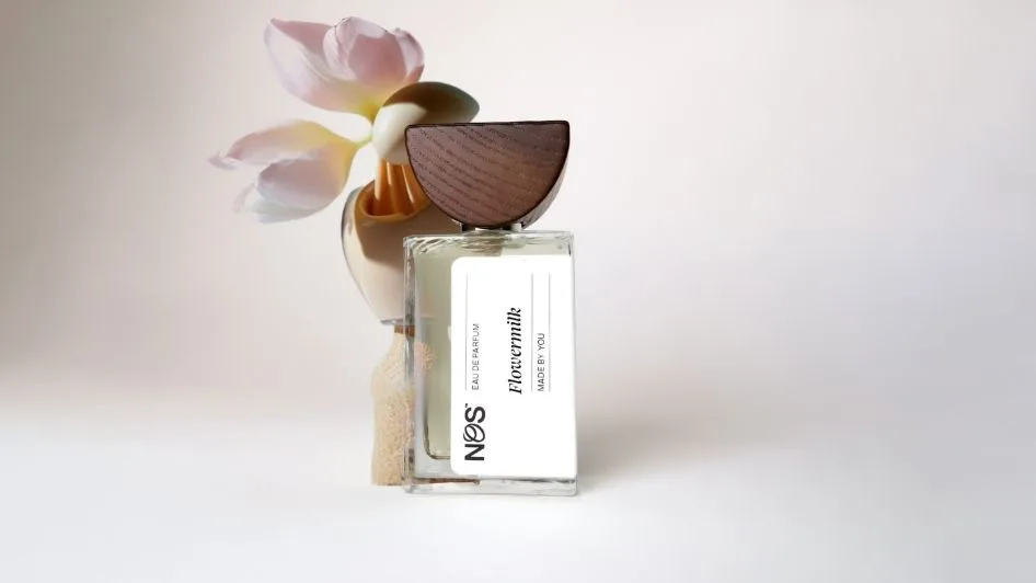 Parfymflaska och blomma.