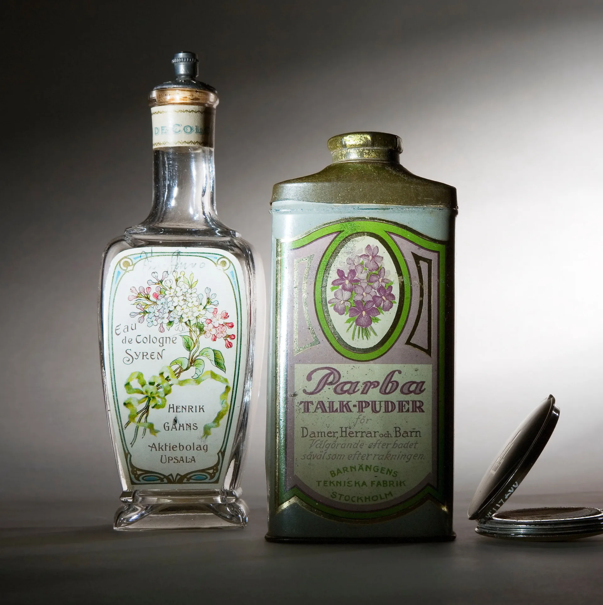 En flaska Eau de Cologne och en burk talkpulver.