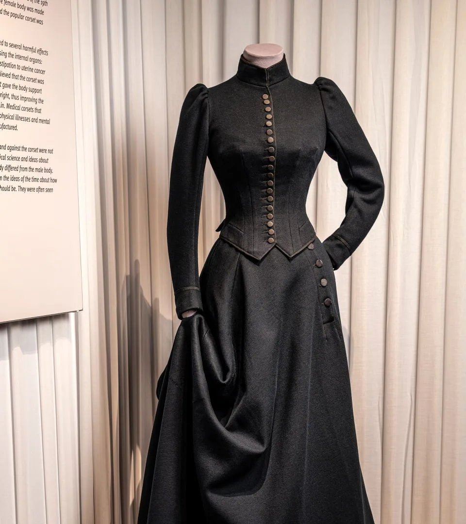 Dräkt i utställningen korsettkriget på Hallwylska museet.
